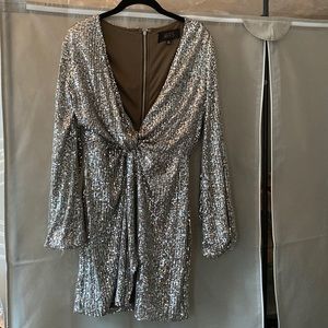 Gorgeous unworn Medium sized sequin dress with a nice slit on the left side!!!